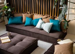 Угловой диван-трансформер MIELLA Lora, коричневый с карамельными подушками